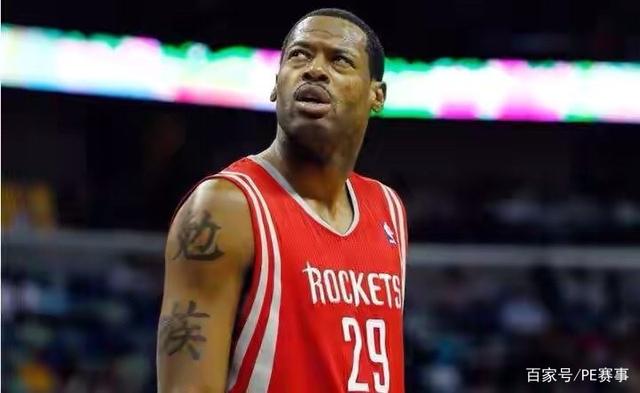 内马尔从中场跑回禁区开门球，结果队友直接开大脚让他无语