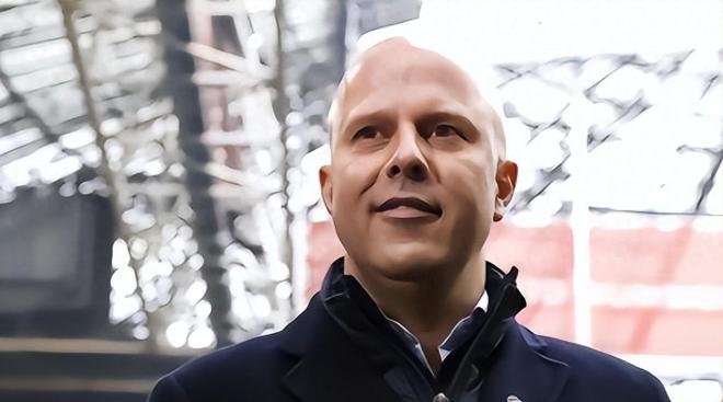 现出的冷静 现出的冷静